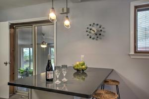 Imagen de la galería de Mid-Century Gem Dog-Friendly Home Near DC!, en Rockville