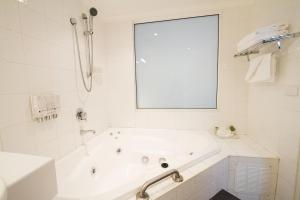 The Select Inn Gosford的一间浴室