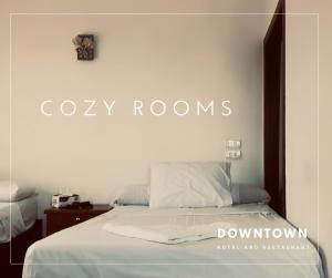 Postel nebo postele na pokoji v ubytování DownTown Hotel