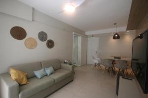 sala de estar con sofá y mesa en Apartamento NOVO Beira Mar JTR, en Maceió
