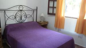 En eller flere senge i et værelse på Cabañas Alma Comechingon