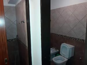 łazienka z toaletą i umywalką w obiekcie Ariel Reynoso - Departamento Planta Baja w mieście Mina Clavero