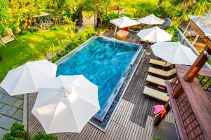 una vista sul tetto di una piscina con ombrelloni di Flora Villa Hoi an a Hoi An