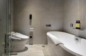 Kamar mandi di Evergreen Palace Hotel Chiayi