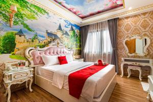 Giường trong phòng chung tại RedDoorz Premium @ Cao Thang Street