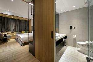 Tempat tidur dalam kamar di Evergreen Palace Hotel Chiayi