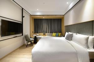 Tempat tidur dalam kamar di Evergreen Palace Hotel Chiayi
