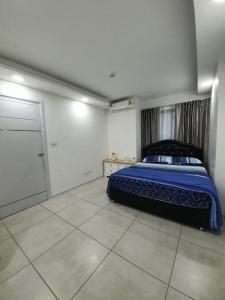Säng eller sängar i ett rum på Двух-комнатная квартира в кондоминимуме "Tropikal Garden"