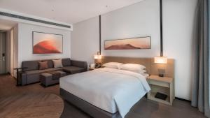 Postel nebo postele na pokoji v ubytování Hyatt Place Changsha Airport