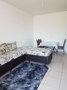 Zimmer mit einem Bett, einem Schreibtisch und einem Tisch in der Unterkunft Apartamento Exclusivo - Hospedes in Joinville