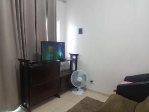 Una televisión o centro de entretenimiento en Apartamento exclusivo-hospedagem