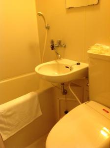 唐津市にあるJyonai Hotelのバスルーム(洗面台、トイレ、バスタブ付)