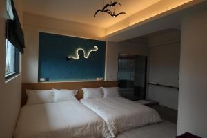 Posteľ alebo postele v izbe v ubytovaní Qian Qian Riverside B&B