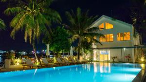 Bazén v ubytování The B Resort nebo v jeho okolí