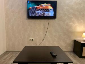 En TV eller et underholdningssystem på Апартаменты LUX в центре