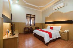 Llit o llits en una habitació de RedDoorz near RS Harapan Pematang Siantar