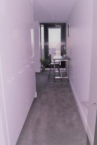 un corridoio con tavolo e sedie in una stanza di Executive stay Little Collins street a Melbourne