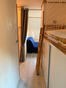 ein kleines Zimmer mit einem Etagenbett und einer Leiter in der Unterkunft Appartement 3p luchon cures & ski Soda in Luchon