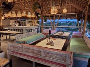 Ein Restaurant oder anderes Speiselokal in der Unterkunft Clandestino Hostel Canggu 