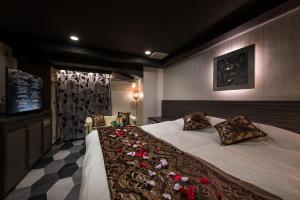 Un pat sau paturi într-o cameră la Hotel Water Gate Sagamihara (Adult Only)