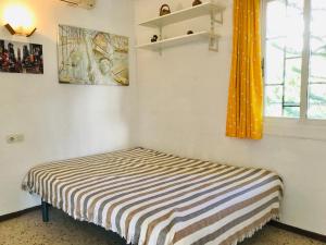 Tempat tidur dalam kamar di Mediterranean Villa Investingspain sea view and pool