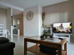 een woonkamer met een salontafel en een televisie bij Brisas del Mar in Adeje