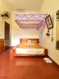 1 dormitorio con 1 cama con dosel en Wild Flower Homestay, en Ninh Binh