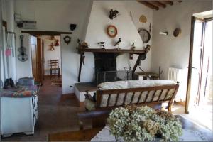 a living room with a fireplace and a wooden bench at Villa Podere Isabella in Radicofani