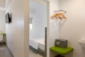 Bilik mandi di Amaris Hotel Slipi