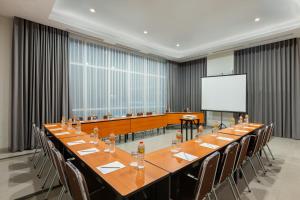 une grande salle de réunion avec une grande table et des chaises dans l'établissement Amaris Hotel Slipi, à Jakarta