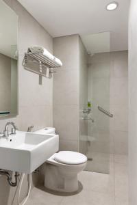 Bilik mandi di Amaris Hotel Slipi