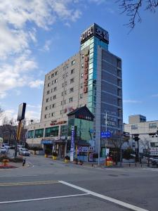 un edificio de hotel con un cartel encima en Metro Pol Tourist Hotel, en Pyeongtaek