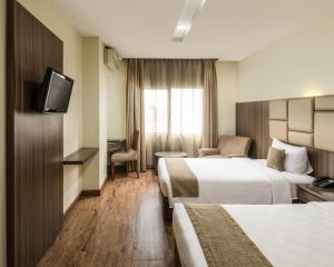 Postel nebo postele na pokoji v ubytování Hotel Alia Cikini