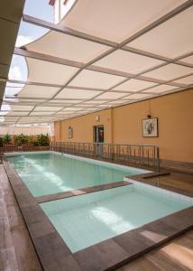Bazén v ubytování Hotel Alia Cikini nebo v jeho okolí