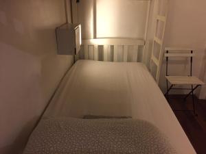Łóżko lub łóżka w pokoju w obiekcie Royal Hostel Singapore