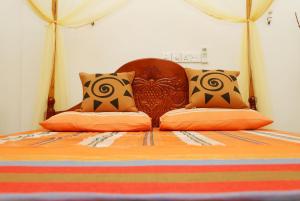 un lit avec deux oreillers dessus dans l'établissement Global Lake Villa Hikkaduwa, à Hikkaduwa