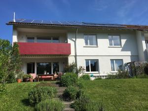 a house with solar panels on the front of it at Ferienwohnung Kliniknähe mit Blick ins Grüne in Tübingen