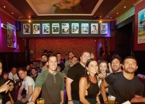 um grupo de pessoas sentadas num bar em Alessandro Palace & Bar em Roma