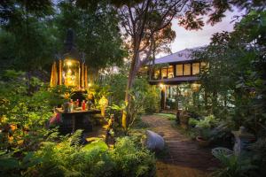Taman di luar Cattani's Riverside Home +56 gambar