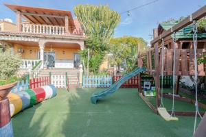 un parque infantil en una casa con tobogán en Finca Las Velas, en Vélez-Málaga