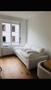 biała sypialnia z łóżkiem i 2 oknami w obiekcie Residence de luxe tout confort w Genewie