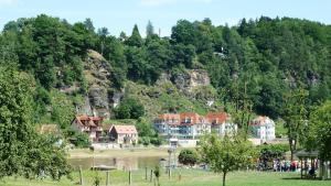 The surrounding neighborhood or a neighborhood close to a szállodákat