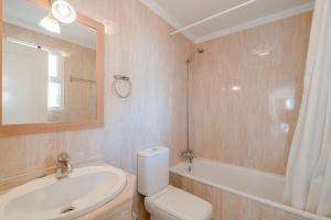 ein Badezimmer mit Waschbecken, Toilette und Badewanne in der Unterkunft Apartamento Ibn sadi14 in Nerja + 16 Fotos