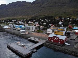 une vue aérienne sur une petite ville au bord de l'eau dans l'établissement Hildibrand Apartment Hotel, à Neskaupstaður