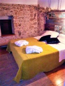 een slaapkamer met 2 bedden in een kamer met een open haard bij Only for two Giumbabulla in Ragusa