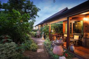 Taman di luar Cattani's Riverside Home