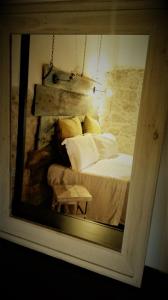 een reflectie van een bed in een glazen raam bij Only for two Giumbabulla in Ragusa