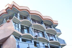 budynek z balkonami po jego stronie w obiekcie Blue Nile Guest House w mieście Lalibela