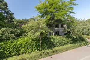 an old house on the side of a road at Stad & Strand Studio in Middelburg