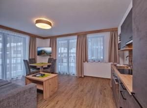 Televízia a/alebo spoločenská miestnosť v ubytovaní Apart Montagna